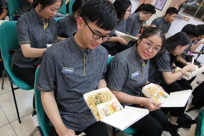 外生吃到家鄉味食物的時候，既驚訝又開心（記者王冠仁翻攝）