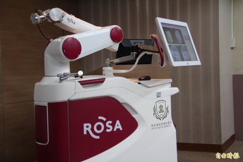 雙和醫院神經外科醫師羅偉倫表示，羅莎（ROSA）手術機器人是目前最精準的機器手臂，達到0.23mm的精準度。（記者邱書昱攝）
