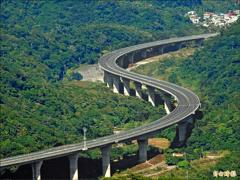 可欣賞太平洋無敵美景，部分路段穿越山林的台九線南迴公路，歷時19年的改善工程（又稱南迴改）終於完成 ，今起全線通車！（記者黃明堂攝）