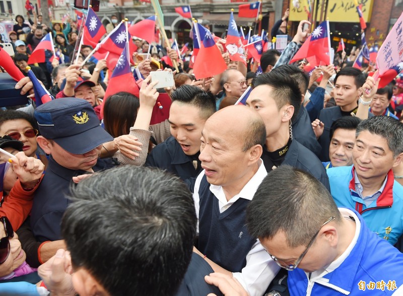 國民黨總統候選人韓國瑜22日陪同立委候選人孫大千參拜大稻埕霞海城隍廟。（資料照）