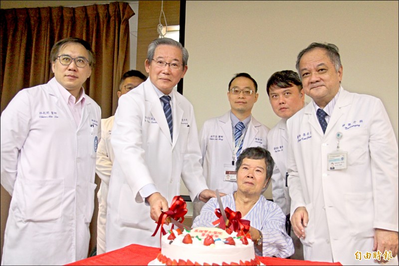 ▲張先生經雙和醫院團隊手術後,聲音、手抖的問題都緩解。(記者邱書昱攝)