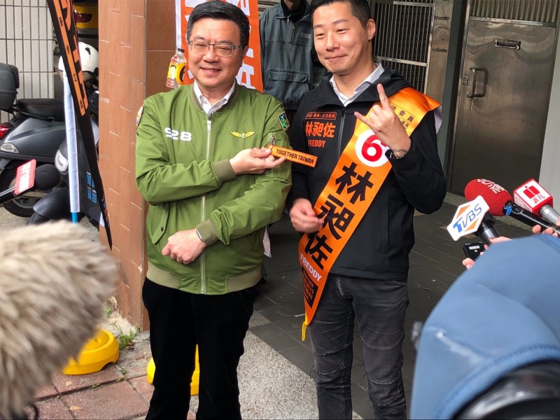 立委林昶佐致贈民進黨主席卓榮泰「台灣大凱旋」飛行吊飾，搭配卓的飛行外套。（林昶佐辦公室提供）