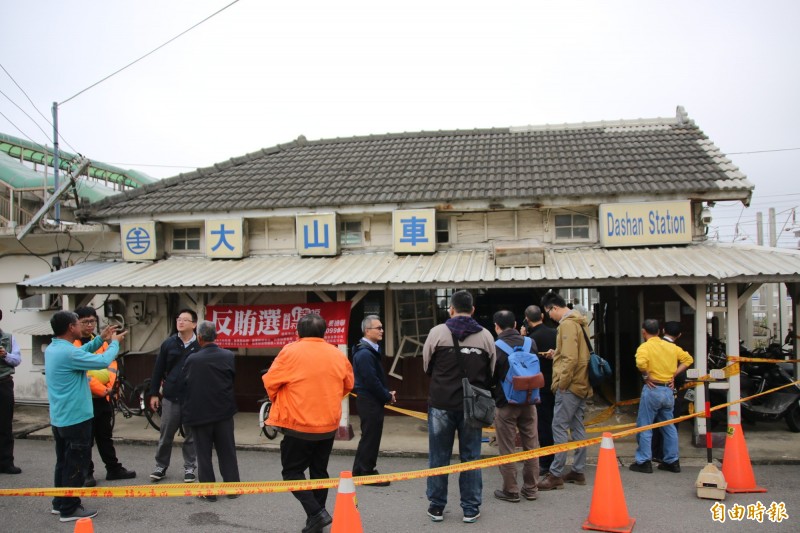 歷史建築大山車站遭貨車衝撞，今早台鐵與苗栗縣文資委員到場會勘，討論緊急加固及後續處置方向。（記者鄭名翔攝）