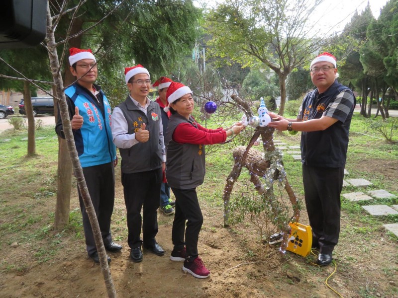 鼓勵偏鄉學子向學，阿斌哥大愛協會認養獅潭國中 晚自習餐費，今天校方邀請李文斌（右一）植樹。（記者蔡政珉翻攝）