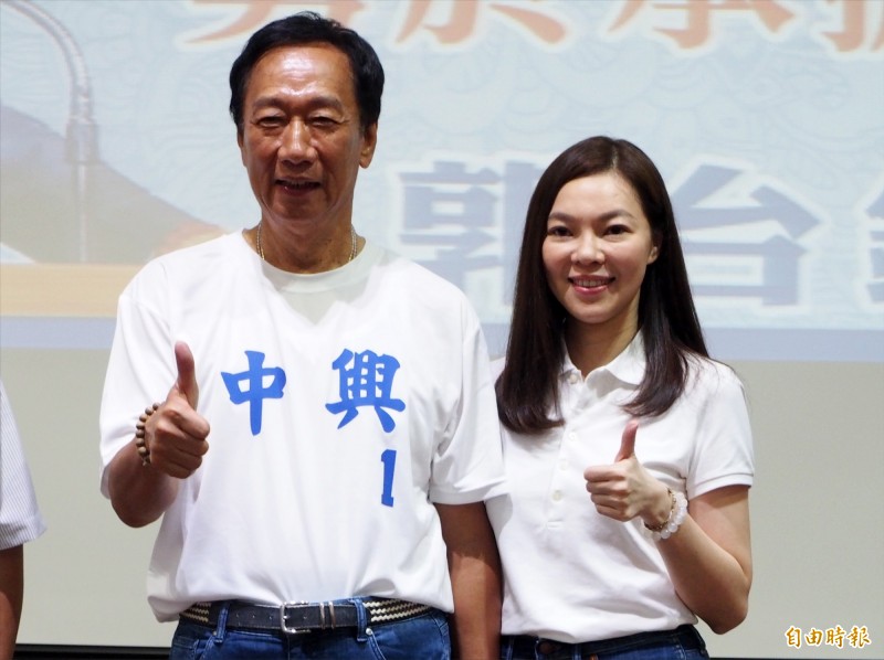 郭台銘在國民黨總統黨內初選時，曾跟妻子曾馨瑩回家南投拜票。（記者陳鳳麗攝）