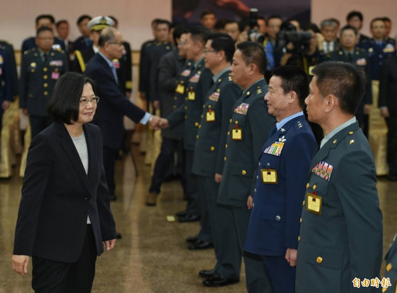 總統蔡英文24日出席「109年上半年陸海空 軍將官晉任布達暨授階典禮」，並與晉升將官一一致意。（記者劉信德攝）