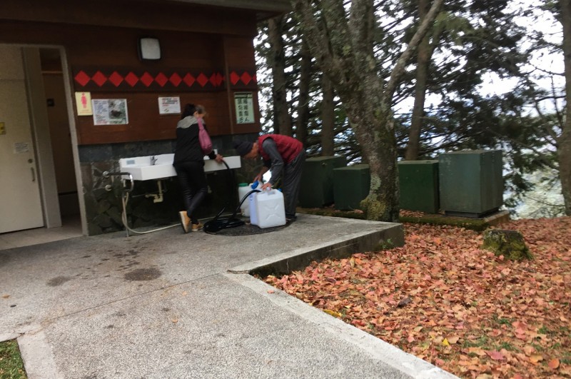 有民眾到玉山塔塔加園區健行，卻發現有人拿著水桶私接山泉，直呼惡劣。（記者劉濱銓翻攝）