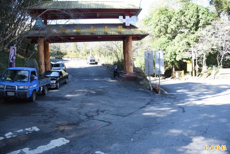 南投信義鄉同富村草坪頭觀光茶園，其中賞櫻大道路面破損龜裂，南投縣府和信義公所將投入經費改善，力拚春節前完成重鋪。（記者劉濱銓攝）