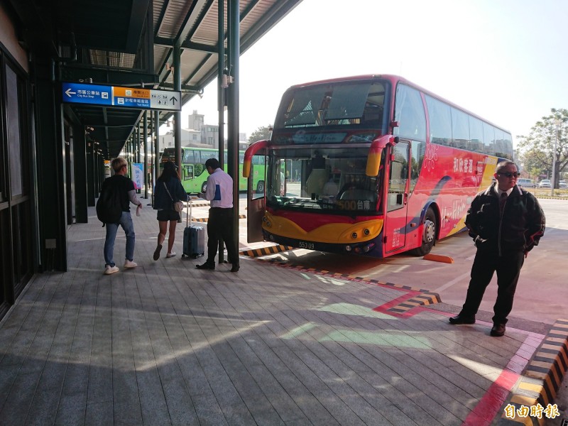 台南轉運站站今天起試營運。(記者洪瑞琴攝) 台南轉運站站今天起試營運。(記者洪瑞琴攝)