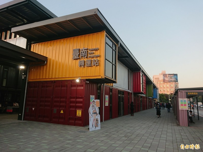 台南轉運站貨櫃屋搭建很吸睛。(記者洪瑞琴攝) 台南轉運站貨櫃屋搭建很吸睛。(記者洪瑞琴攝)