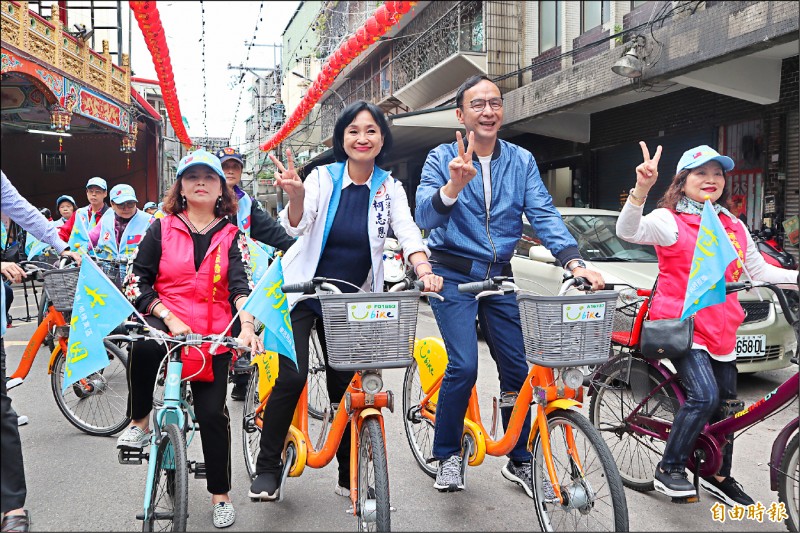 韓國瑜競選總部主委朱立倫昨天與立委候選人柯志恩一同騎Ubike拜票。（記者周湘芸攝）