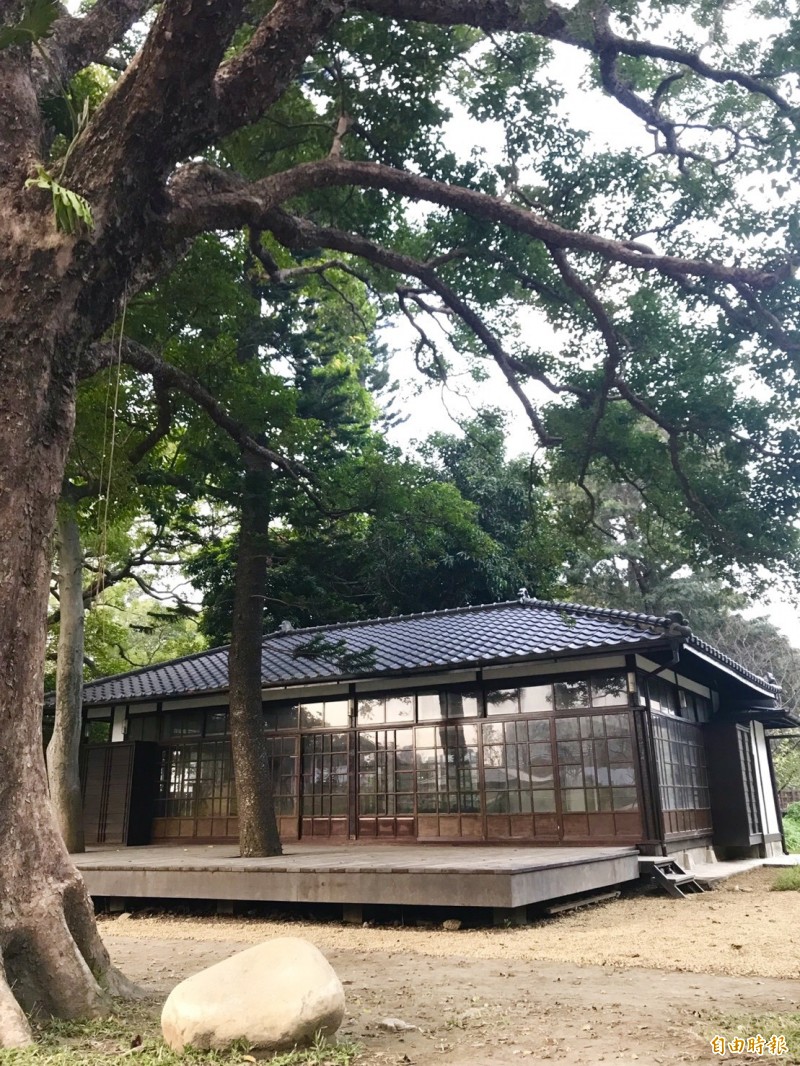 新竹公園湖畔料亭28日全新開幕，旁邊還有百歲茄苳大樹。（記者蔡彰盛攝）