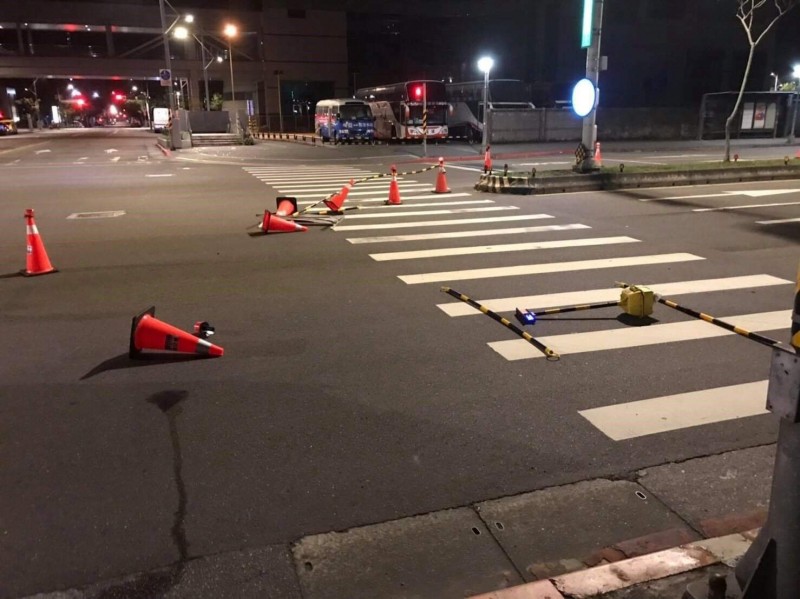 王男駕駛的休旅車衝撞施工路障，現場一片狼藉。（記者姚岳宏翻攝）