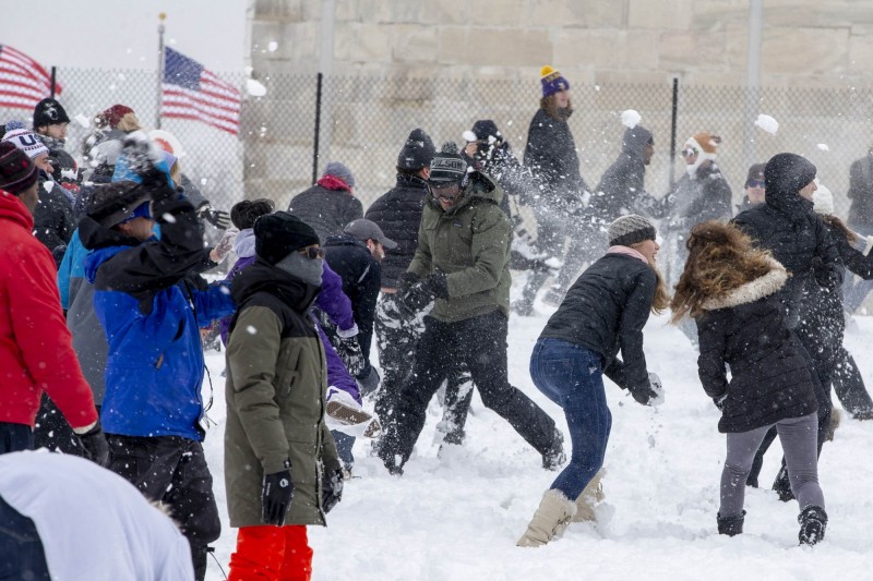 美國威斯康辛州沃索有望解除長達57年的「打雪仗禁令」。照片為打雪仗示意圖。（法新社）