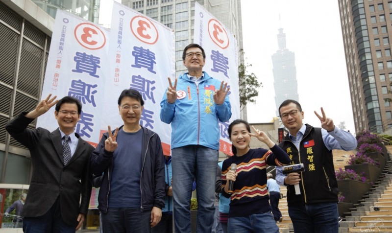 政論節目主持人趙少康今天為費鴻泰助選，受訪時談及下屆總統選情，表示如果結果真的像某紙媒說韓差蔡32個百分點，那他就請3萬份雞排。（費鴻泰競選總部提供）