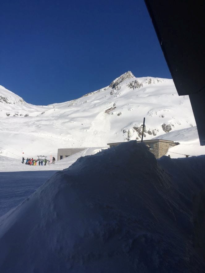 瑞士的安德馬特（Andermatt）滑雪勝地發生雪崩。（路透）