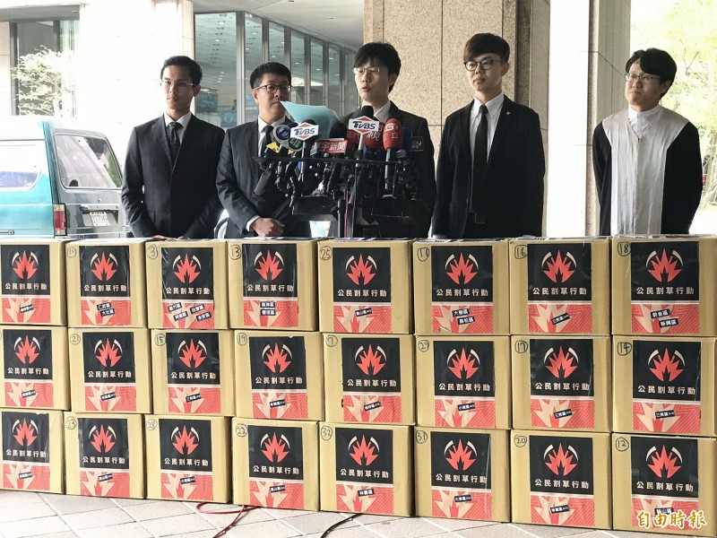 Wecare高雄等團體，今將罷免韓國瑜第一階段3萬份罷免提議書連同罷免理由書送抵中選會。（記者劉信德攝）