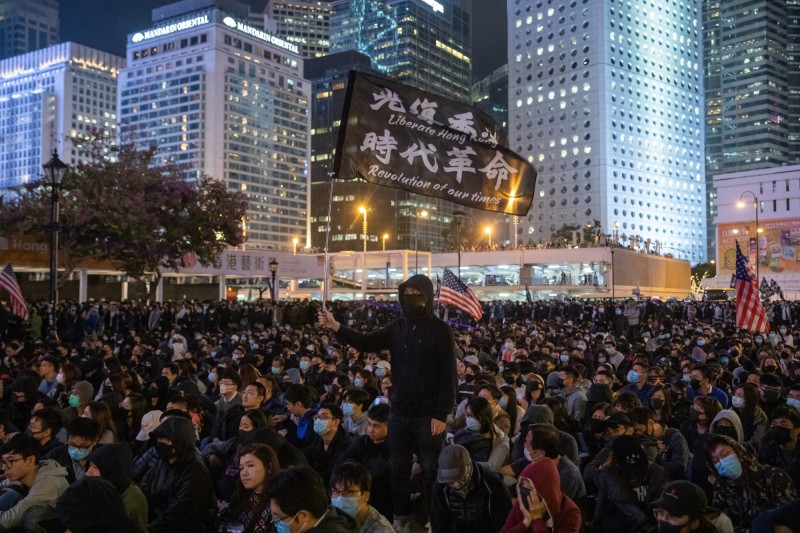 2019年末中國經濟下行壓力持續加大，為了全力防範大規模企業裁員可能導致「突發性群體事件」。圖為香港反送中抗爭集會遊行。（彭博資料照）