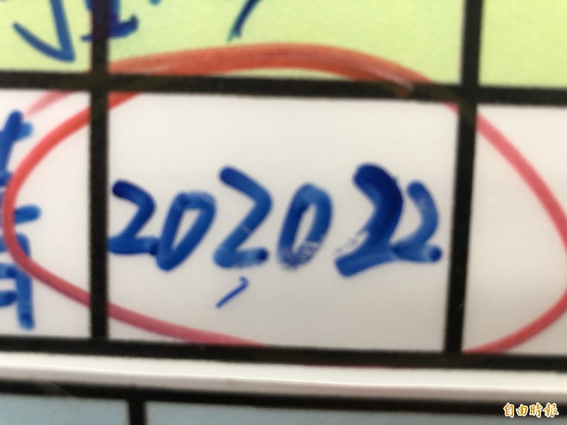 逾20年歷史的屏東潮州春節市集攤位超搶手，潮州鎮公所今天（27日）舉行明年特區攤位開標作業，單一攤格最高得標價逾20萬元。（記者羅欣貞攝）