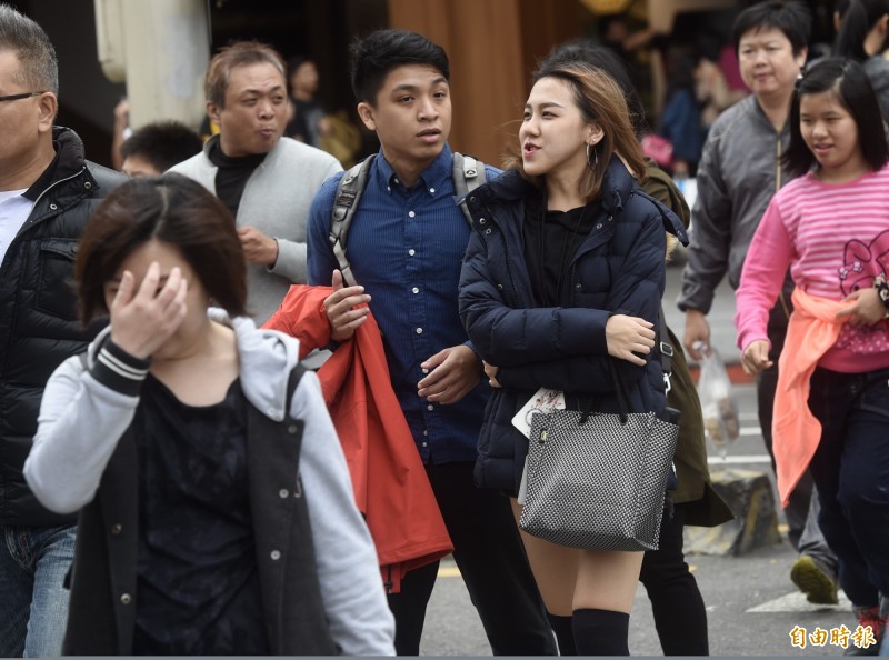 氣象局表示，今天持續在大陸冷氣團影響之下，迎風面的東半部、大台北地區仍有局部下小雨機率。（資料照）