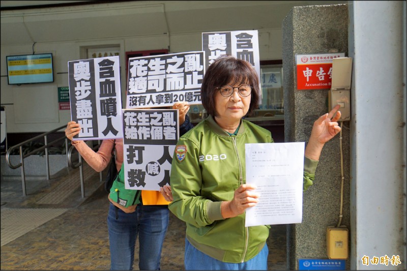 立委蘇治芬到雲林地檢署按鈴控告對手張嘉郡。（記者詹士弘攝）