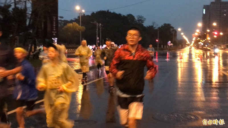 2019台灣國際馬拉松（我愛新竹）今天清晨6點風雨無阻展開。（記者黃美珠攝）