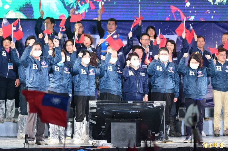 國民黨總統候選人韓國瑜今晚在台中舉辦造勢晚會，七位國民黨中部地區縣市首長戴上口罩一字排開，高呼口號「抗中火、反空污」。（記者廖耀東攝）