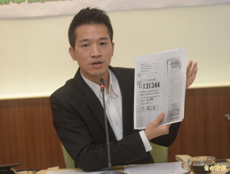 民進黨立委何志偉受訪時提出三點聲明。(資料照,記者張嘉明攝)