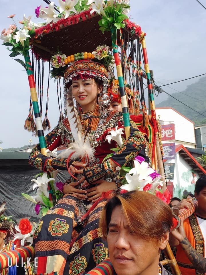 一名大眼正妹在網路上分享自己的「特色婚禮」。（圖擷自爆廢公社公開版臉書）