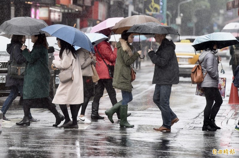 明（30）日受南方雲系持續影響，各地仍有降雨，提醒民眾出門記得要攜帶雨具；此外，明晚開始，北部及東北部將降溫，提醒當地民眾應注意保暖、避免著涼。（資料照）