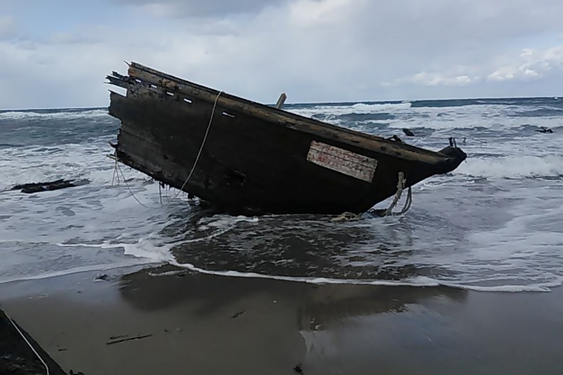 日本海海岸再度出現「幽靈船」，1艘僅剩船頭的木船晚間漂泊至佐渡島，內有2顆頭顱在內共7具遺骸。（美聯社）