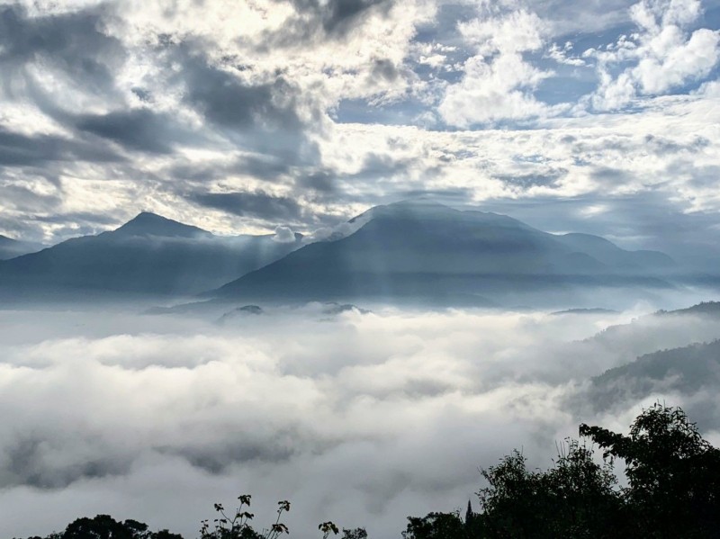 日月潭金龍山因近日天氣多變，出現雙層雲海景致，尤其陽光撒下，穿越雲層出現「耶穌光」，讓雲海更顯氣勢磅礡。（陳琪元提供）