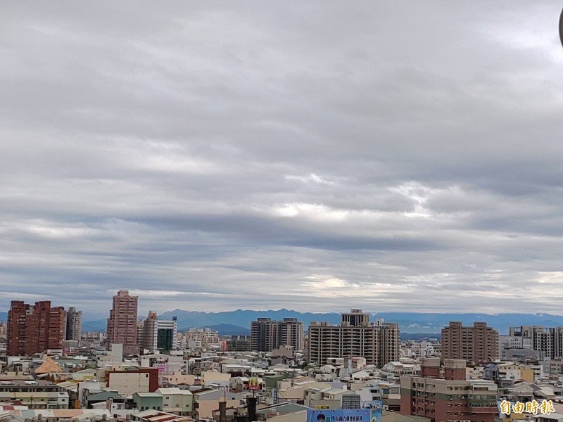 雨過天青，空氣品質大好，平時秋冬時節在市區難得一見的中央山脈清晰可見。（記者蔡文居攝）