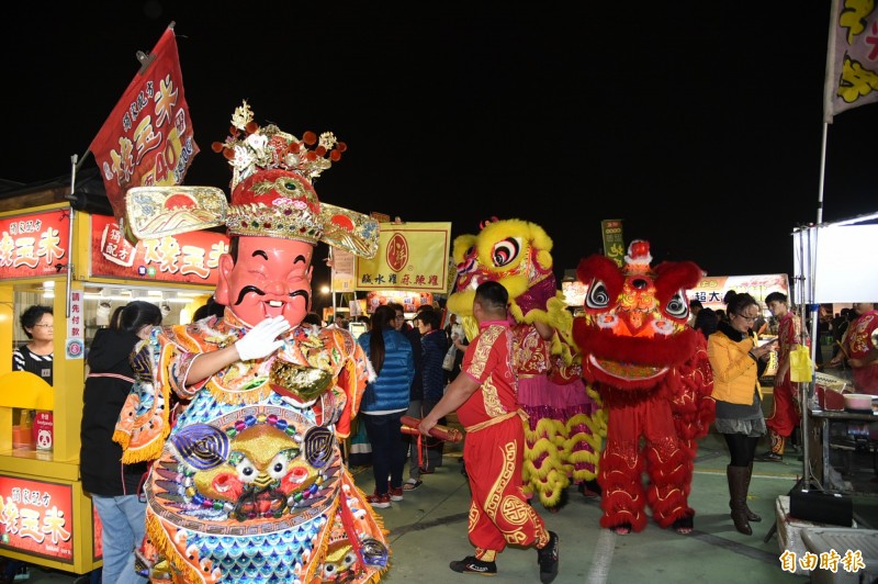 一德夜市從勞工公園遷移到凱旋青年夜市旁空地「合法一德勞工夜市」，今晚熱鬧開幕，請來舞龍舞獅慶賀，人潮也逐漸回流。（記者張忠義攝）