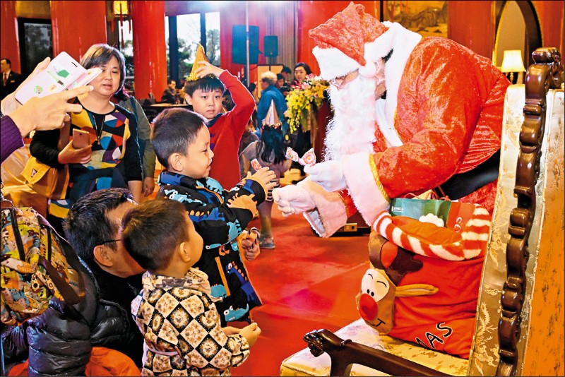 圓山大飯店近年積極轉型，圖為今年耶誕夜由工作人員扮演耶誕老公公送禮物。
（圓山大飯店提供）