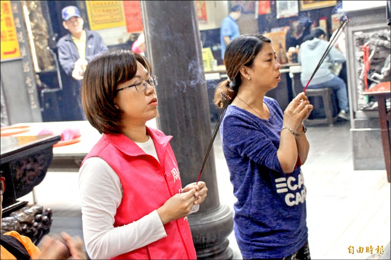 周佳琪在溫王爺面前發誓清白參選，若涉及不法馬上退選。（記者陳彥廷攝）