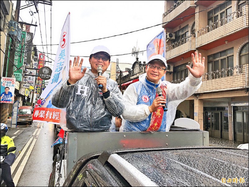 昨天下著大雨，謝龍介（左）仍陪同吳志揚（右）進行車隊掃街拜票，許多鄉親冒著大雨跑出來鼓勵。（記者李容萍攝）