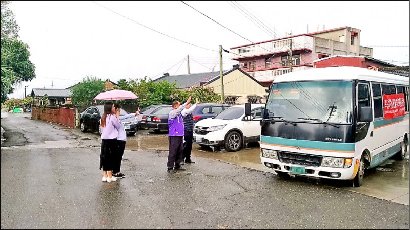 嘉義縣朴子、東石幸福巴士開始試營運。
(記者林宜樟翻攝) 嘉義縣朴子、東石幸福巴士開始試營運。
(記者林宜樟翻攝)