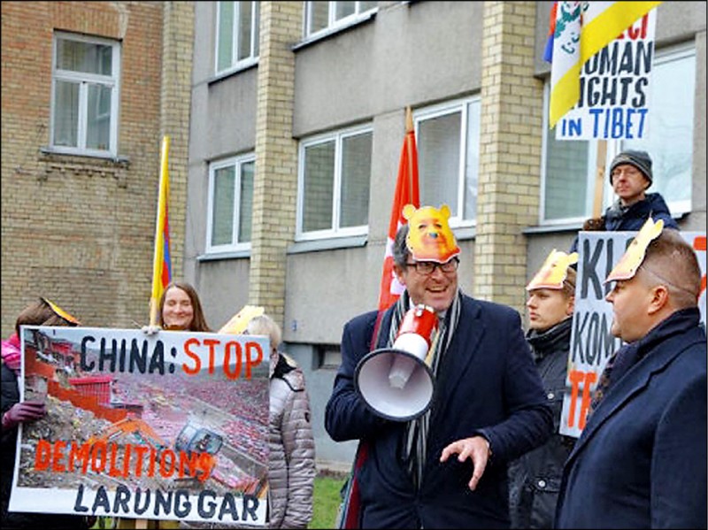 頭戴小熊維尼面具的立陶宛示威者，本月在中國駐維爾紐斯大使館前抗議北京迫害宗教自由。（取自網路）