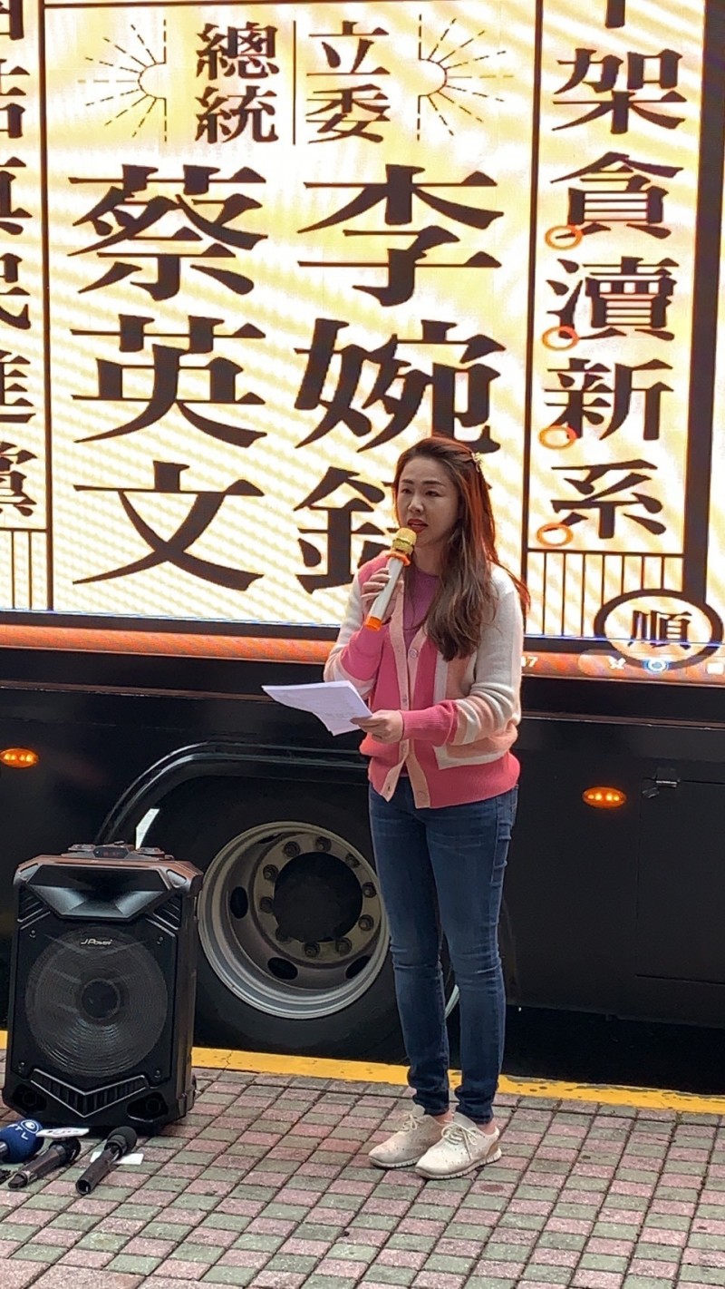 今天正港李婉鈺大戰車終於上路，播放的歌曲不是《愛情騙子》，而是黃乙玲《水潑落地難收回》。（李婉鈺提供）