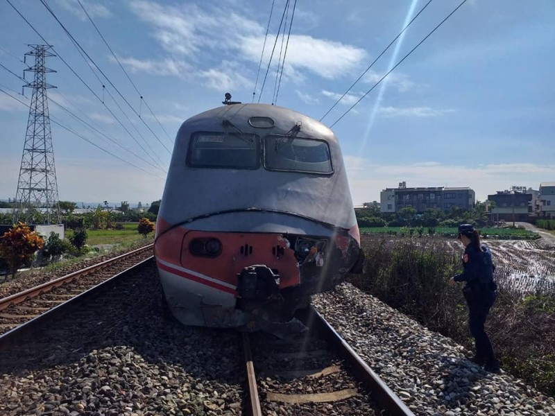 台鐵118次潮州開往七堵的PP自強號，今天中午12時10分於社頭=員林間發生出軌事故。（圖翻攝自臉書粉專「交通部臺灣鐵路管理局 TRA」）