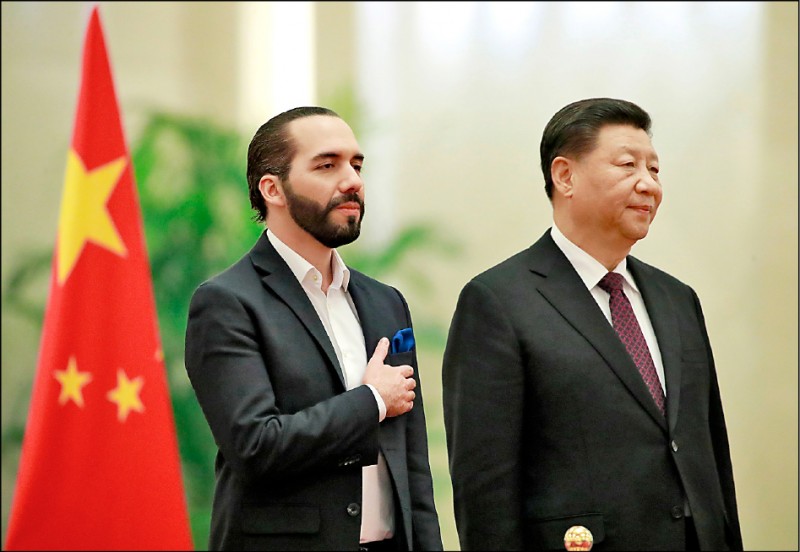 薩爾瓦多 中國 - 薩爾瓦多議會舉行中國國旗置旗儀式 - 國際 - 香港文匯網 - 薩爾瓦是中美洲一個小國，面積約兩萬一千平方公里。 臨太平洋的南邊有狹窄的平原，中北部是高原。 境內有 30座火山，包括10座活火山。 我們下榻的飯店在首都聖薩爾瓦多市山丘上的高級住宅區，附近環境優美安全，閒雜人等不得出入。