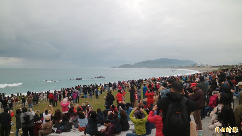 花蓮縣政府與空軍第五聯隊今天早上6點36分在太平洋公園舉行戰機迎曙光的活動。（記者王錦義攝）