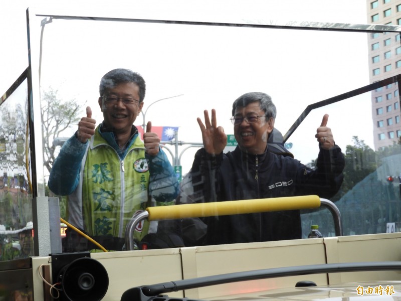 副總統陳建仁陪同民進黨新北市第六選區立委張宏陸車隊掃街拜票。（記者賴筱桐攝）