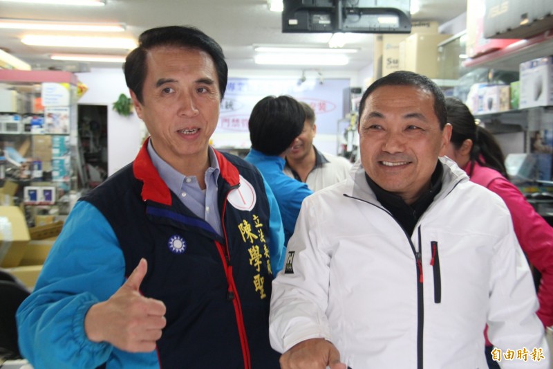 侯友宜也到桃園八德、鶯歌交界一起和陳學聖、黃志雄掃街。（記者邱書昱攝）