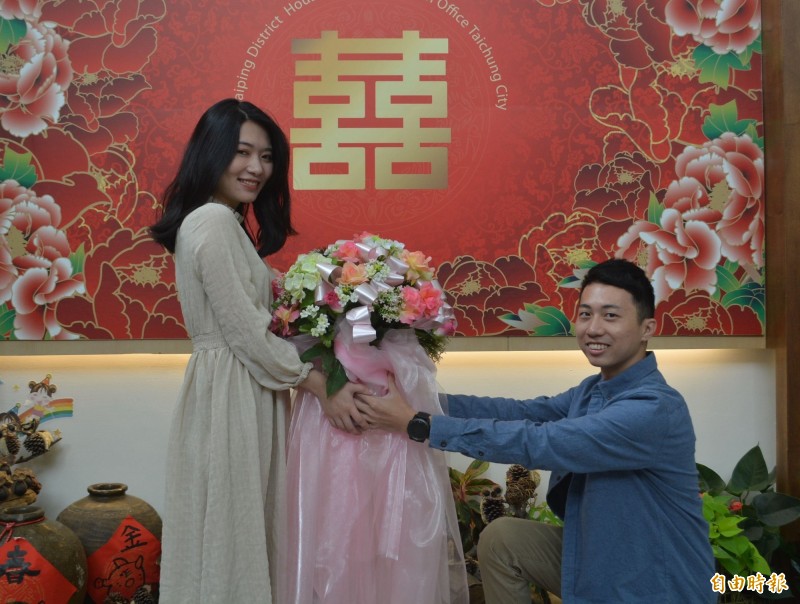 愛你愛你 新人元旦登記結婚曬幸福 生活 自由時報電子報 愛你愛你 新人元旦登記結婚曬幸福 生活 自由時報電子報