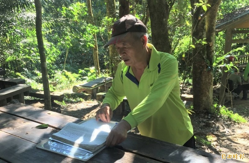 沈春輝和許多山友一樣，完成大凍山步道後，就會在山上的簽到簿填寫今年第幾次完成。（記者楊金城攝）