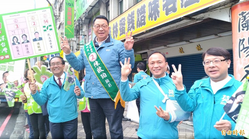 宜蘭縣民進黨立委候選人陳歐珀（中），今天上午站在羅東街頭拜票。（記者江志雄攝）