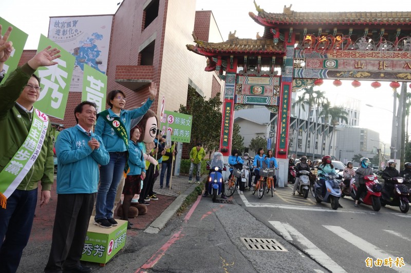 彰化縣第二選區立委候選人黃秀芳，今天一早就在八卦山牌樓拜票。（記者劉曉欣攝）