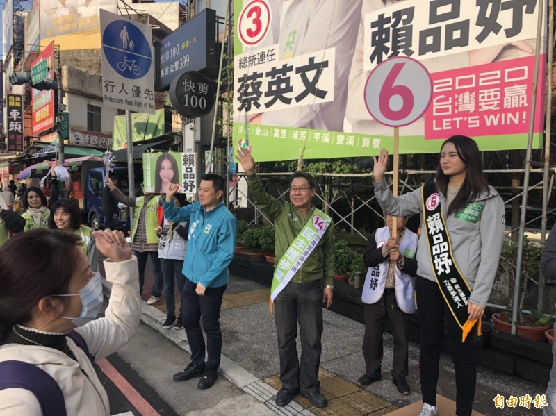 民進黨新北市第１２選區立委候選人賴品妤一早站汐止火車站入口，在市議員周雅玲、張錦豪與前立委沈發惠陪同下，向鄉親懇託，呼籲大家１月１１日出來投票，三張選票護台灣。（記者俞肇福攝）